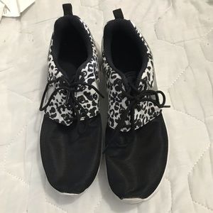 Womens Size 8 Nike Cheetah Print Shoes